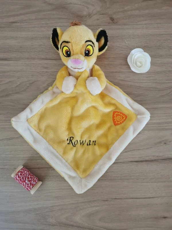 Disney Le Roi Lion Doudou Simba Jaune Beige Orange 25 Cm 3 Disney Le Roi Lion Doudou Simba Jaune Beige Orange 25 Cm – Image 3