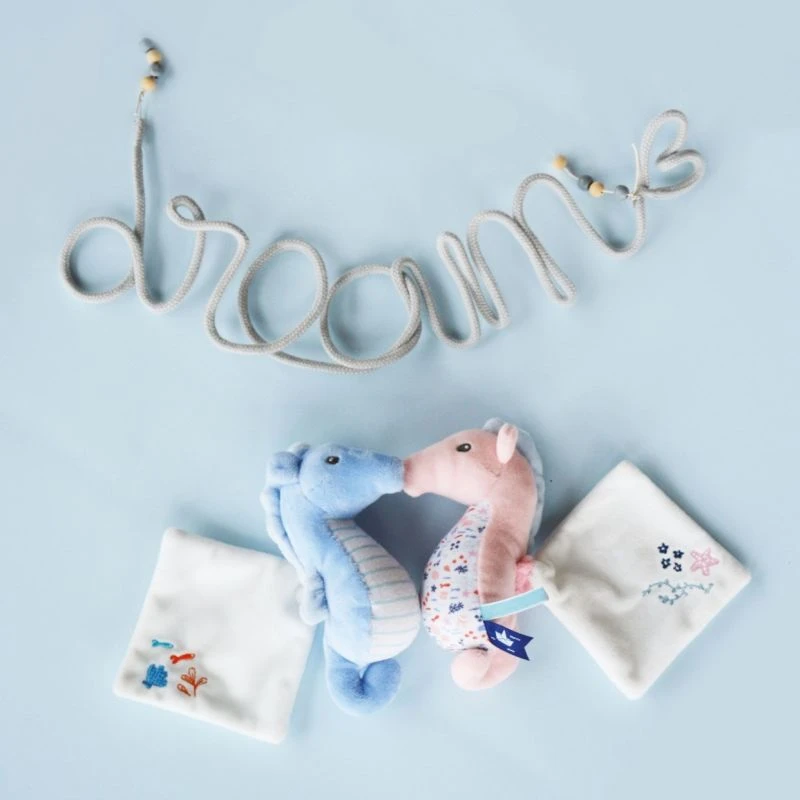 Doudou Et Compagnie - Sous L'océan Hippocampe Bleu Avec Doudou 20 Cm 4 Doudou Et Compagnie - Sous L'océan Hippocampe Bleu Avec Doudou 20 Cm – Image 4